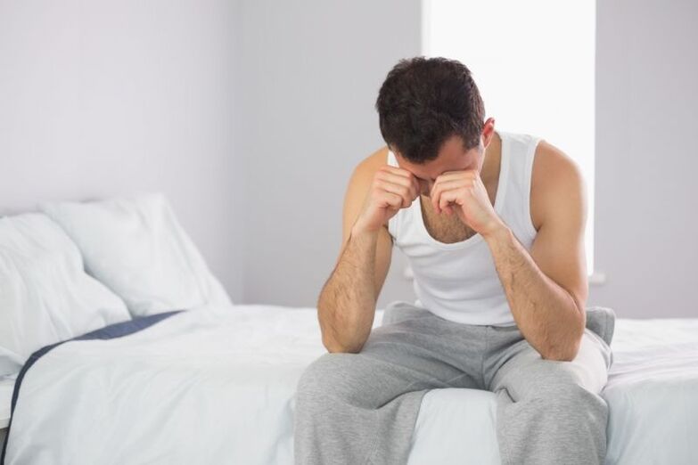 Een man op het bed