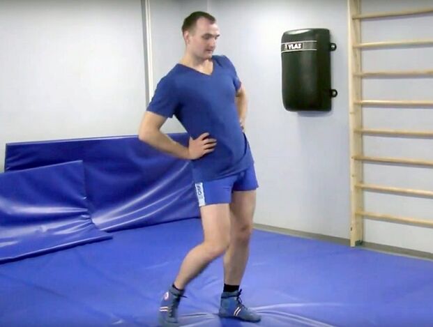 Bekkenrotaties die de bloedstroom activeren, zijn een uitstekende warming-up vóór de training.