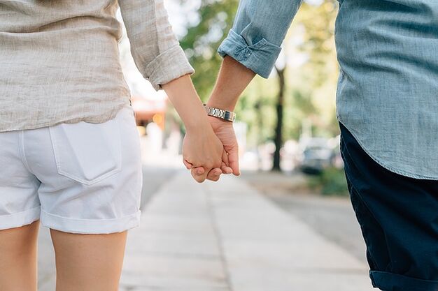 Een man zonder potentieproblemen houdt de hand van een vrouw vast