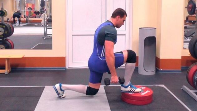 Oefen “Lunges” met halters, waardoor de mannelijke potentie toeneemt